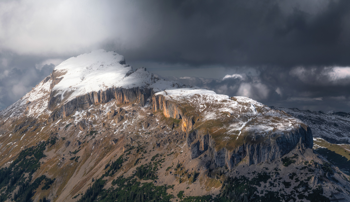 Hoher Ifen und Widderstein, Herbstlicher Neuschnee im Kleinwalsertal, Dramatische Gewitterwolken - Landschaftsfotografie