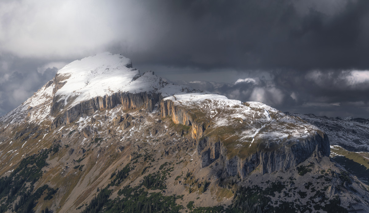 Hoher Ifen im ersten Schnee unter Gewitterhimmel, Herbst-Winter-Übergang im Kleinwalsertal, Vorarlberg