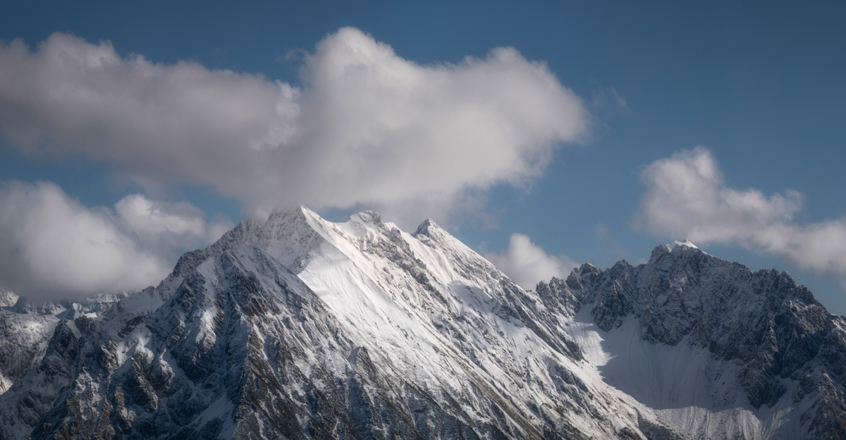 Widderstein Winterportrait, Verschneite Felspyramide im Kleinwalsertal, Wolkenspiel am Gipfel - Landschaftsfotografie