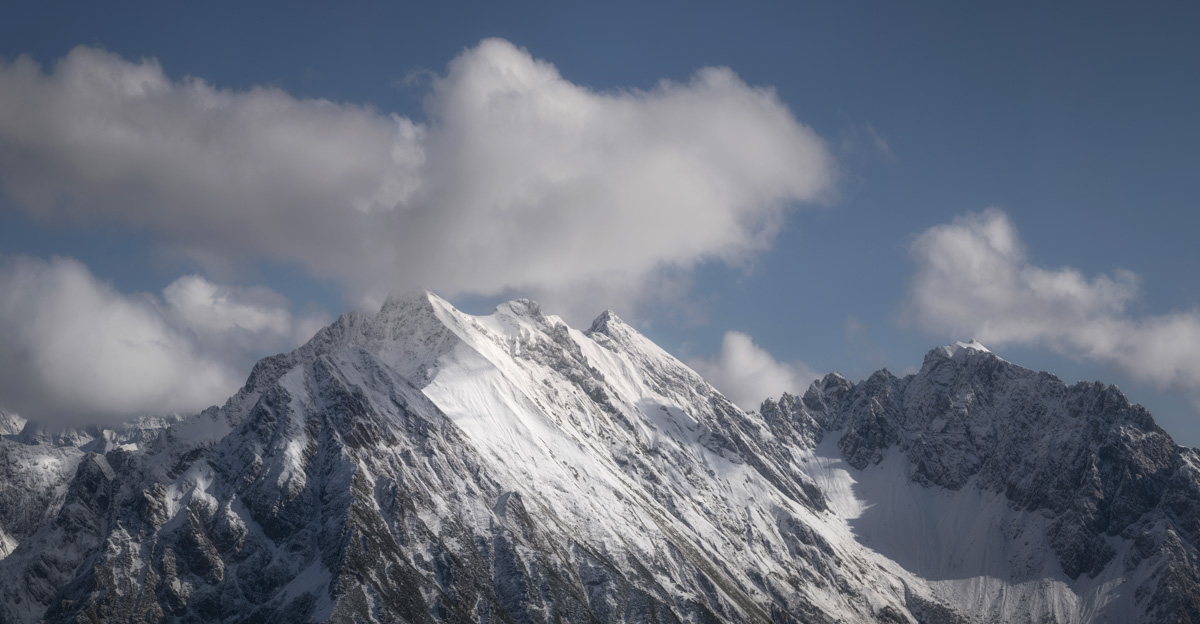 Widderstein und Hammerspitzen im Winterkleid, Verschneite Gipfel unter blauem Himmel, Kleinwalsertal Vorarlberg