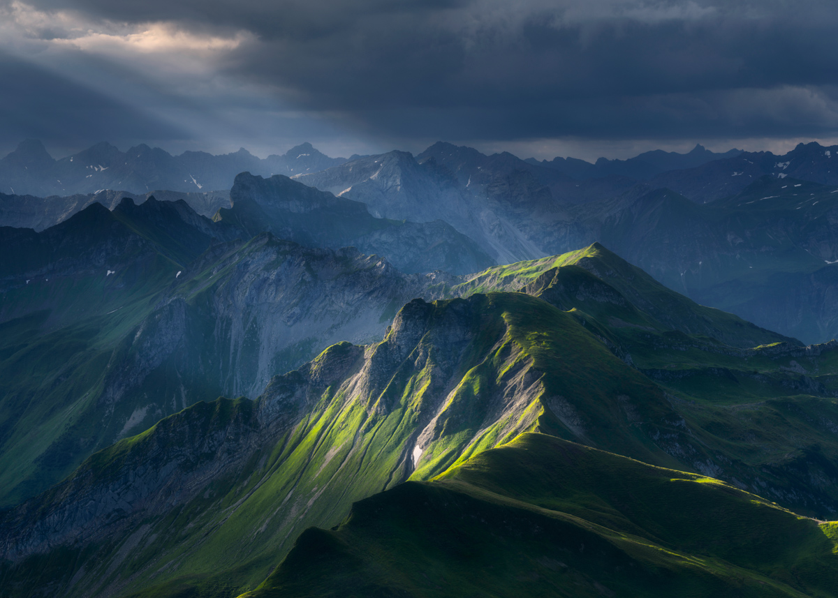 Schneck und Zeiger, Godrays über grünen Gipfeln, Gewitterlicht vom Nebelhorn - Landschaftsfotografie Allgäu