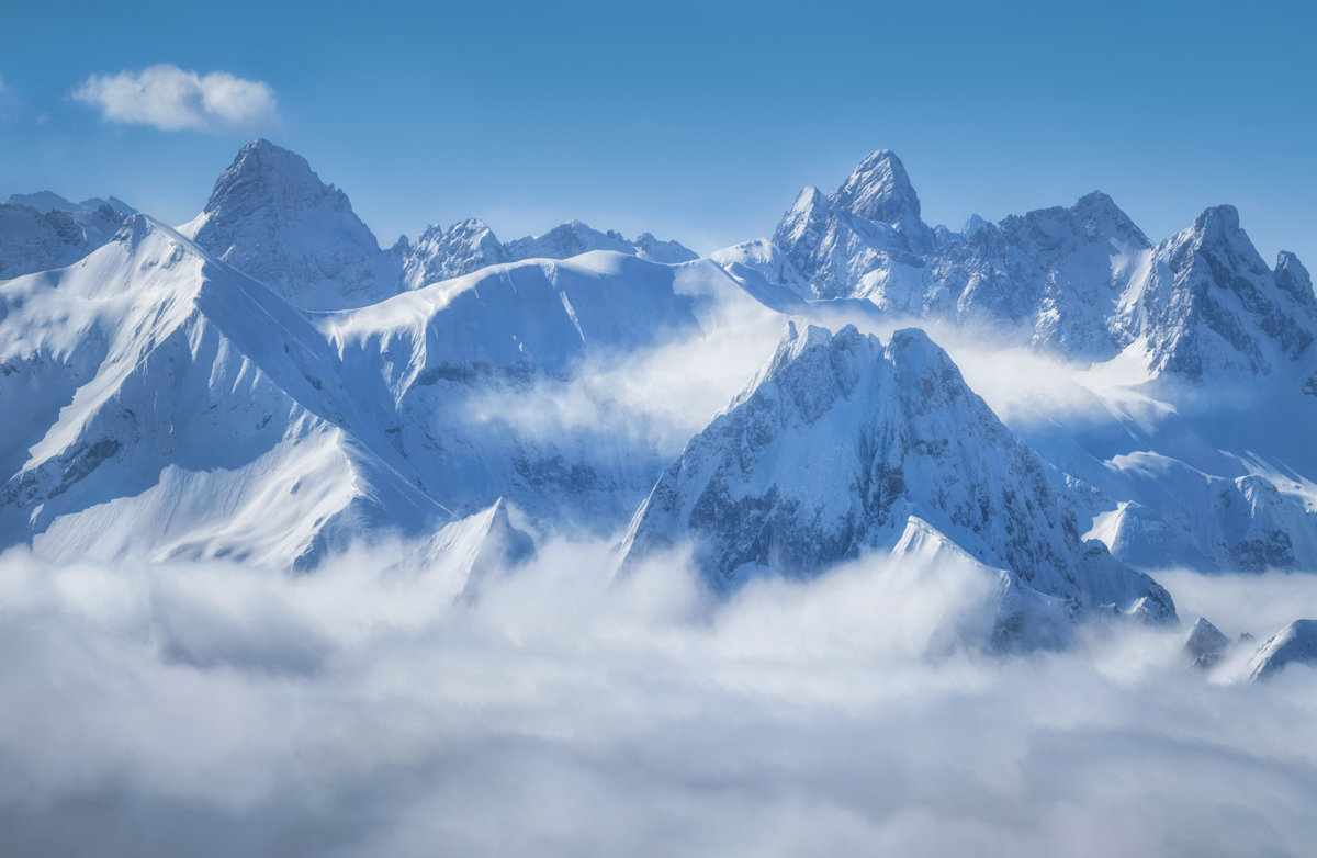 Krottenkopf und Höfats, Verschneite Gipfel über Nebelschleier, Wintertraum vom Nebelhorn - Landschaftsfotografie Allgäu