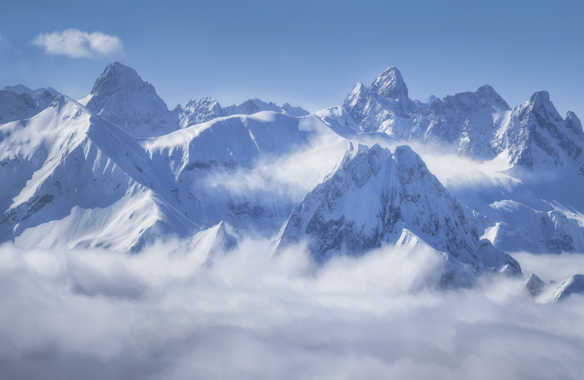 Oberstdorf, Verschneite Allgäuer Hochalpen mit Krottenkopf und Höfats über einem Wolkenmeer, Winterliches Bergpanorama vom