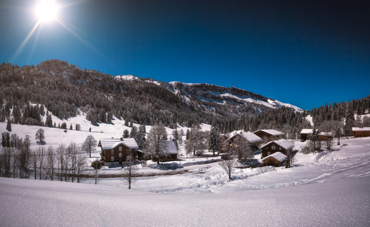 Oberstdorf, Winterliche Mondnacht über dem Bergdorf, Holzhäuser im Schnee - Landschaftsfotografie Oberallgäu