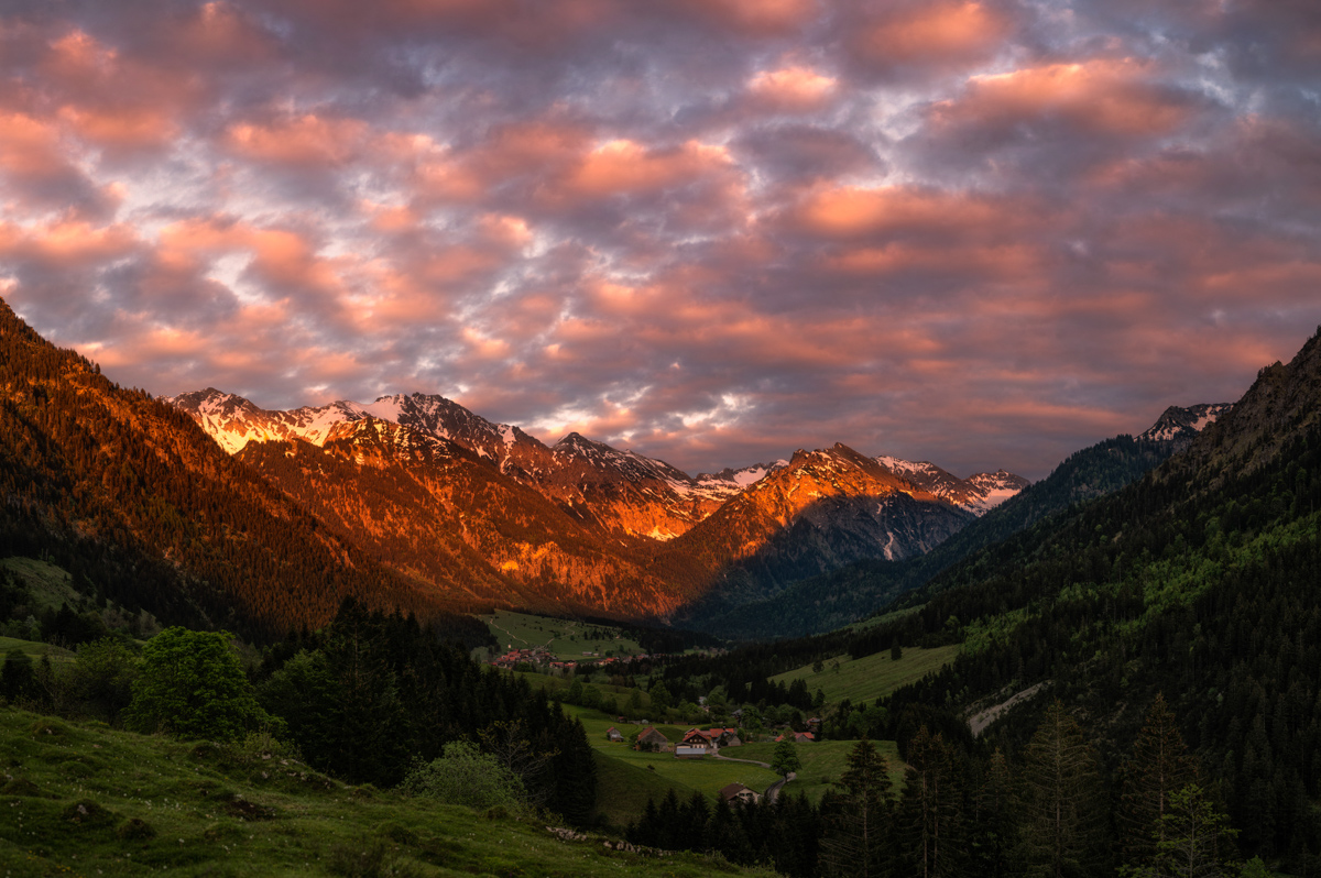 Hintersteiner Tal, Sommerliches Alpenglühen, Rosa Wolkenhimmel über grünen Bergen - Landschaftsfotografie Allgäu