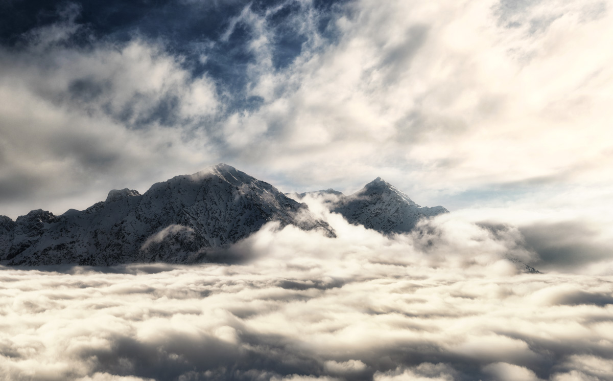 Breitenberg und Rotspitz über dem Nebelmeer, Verschneite Gipfel bei Hinterstein, Winterpanorama - Allgäu