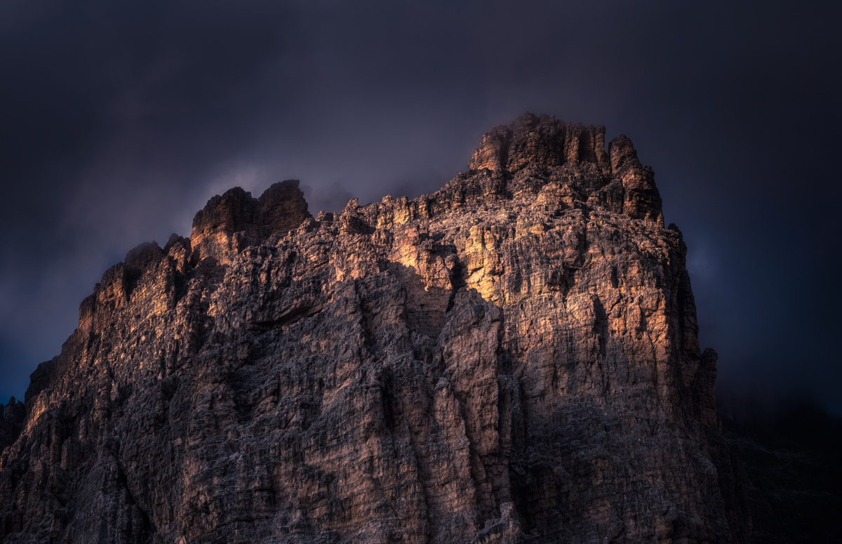 Dolomiten-Felswand im Alpenglühen, Erstes Licht auf Dolomit, Mystischer Sonnenaufgang - Landschaftsfotografie Dolomiten