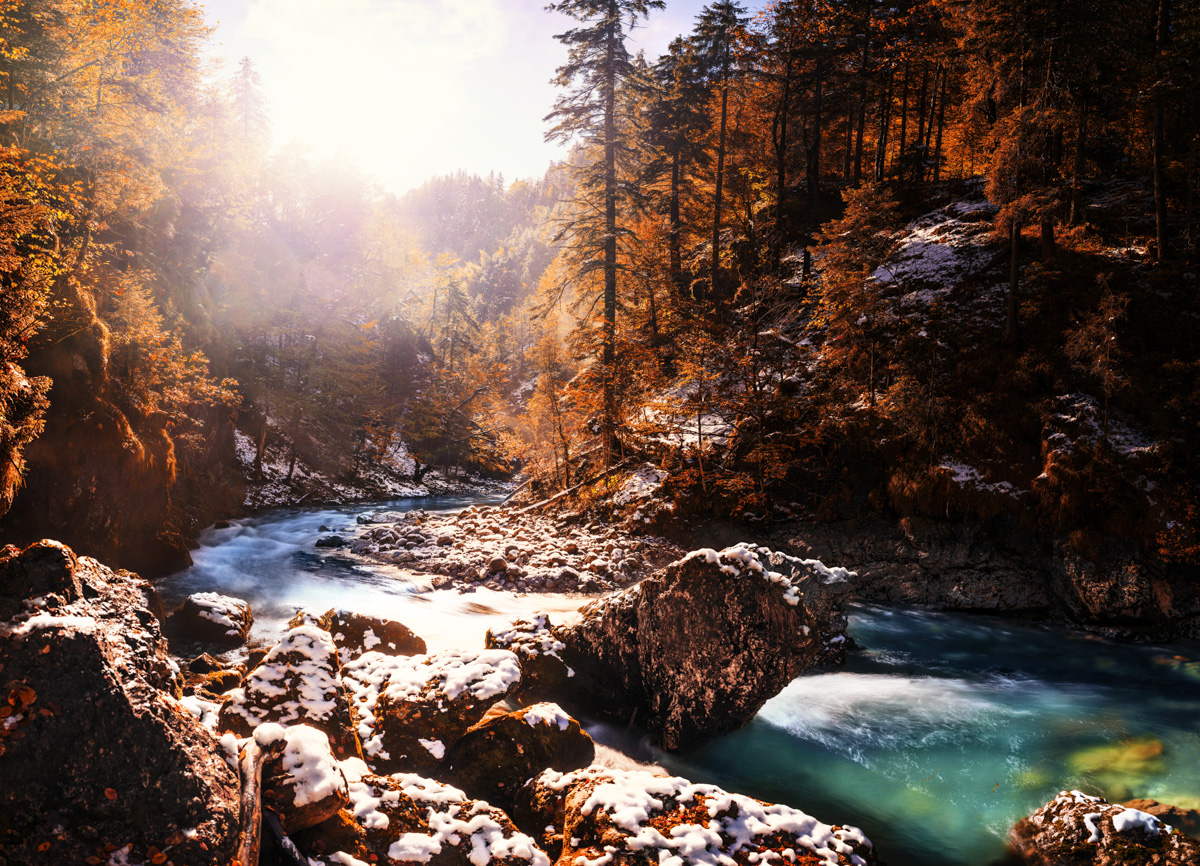 Hintersteiner Gebirgsbach im goldenen Herbst, Indian Summer mit erstem Schnee, Herbstfarben - Allgäu