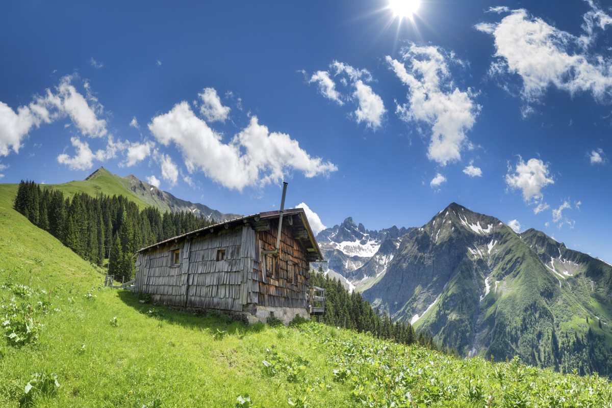 Oberstdorf, Rustikale Berghütte auf der Alpe vor Krottenspitze und Fürschießer im Sommerlicht, Idyllische Almlandschaft mit