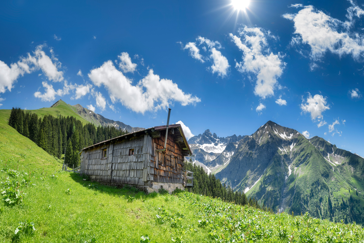 Oberstdorf, Almhütte vor Höfats und Krottenkopf, Alpsommer - Landschaftsfotografie Oberallgäu