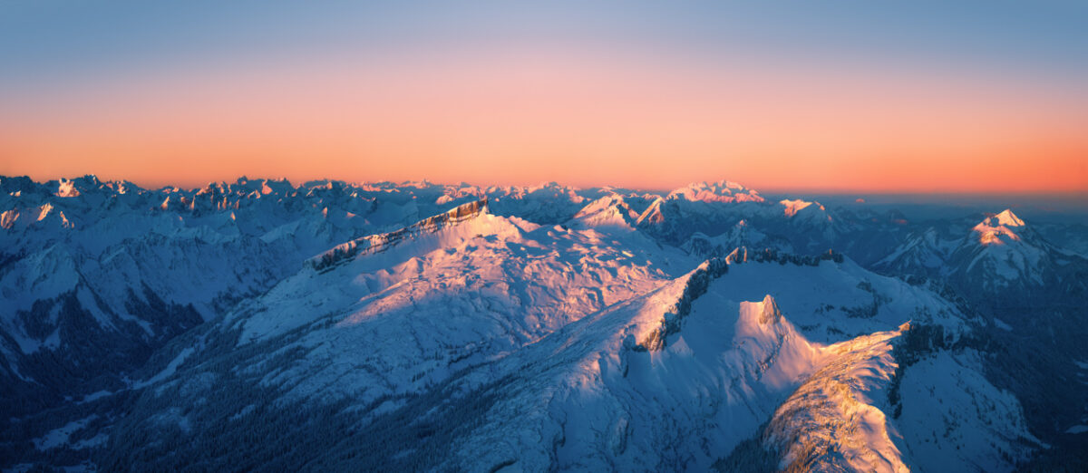Alpenglühen am Großen Ifen, Sonnenaufgang über dem verschneiten Kleinwalsertal, Winterpanorama - Vorarlberg