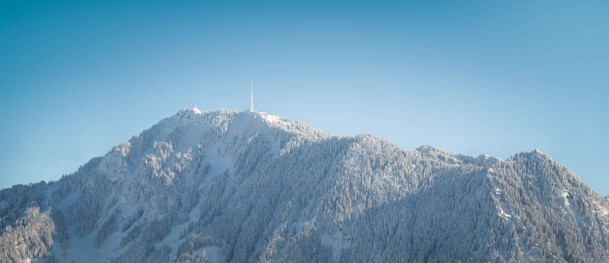 Grünten, Verschneiter Gipfel mit Sendemast, Winterportrait - Bergfotografie Allgäu
