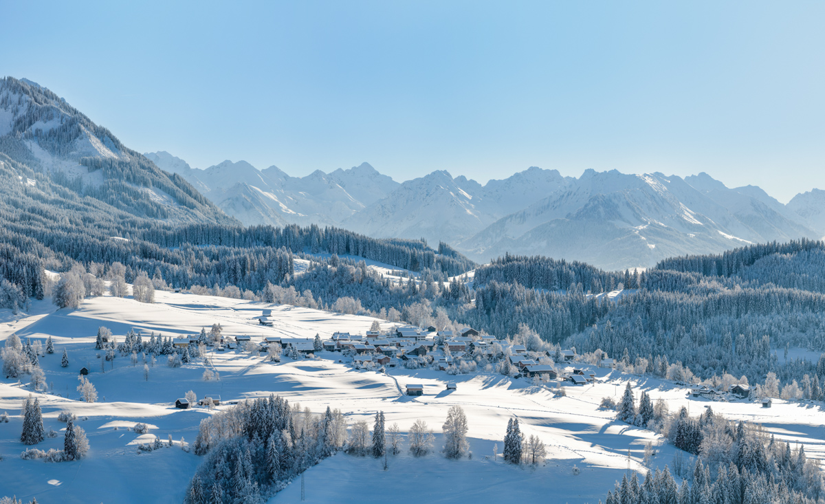 Breiten und Imberg bei Sonthofen, Verschneites Bergdorf mit Allgäuer Bergkette, Winteridylle - Allgäu