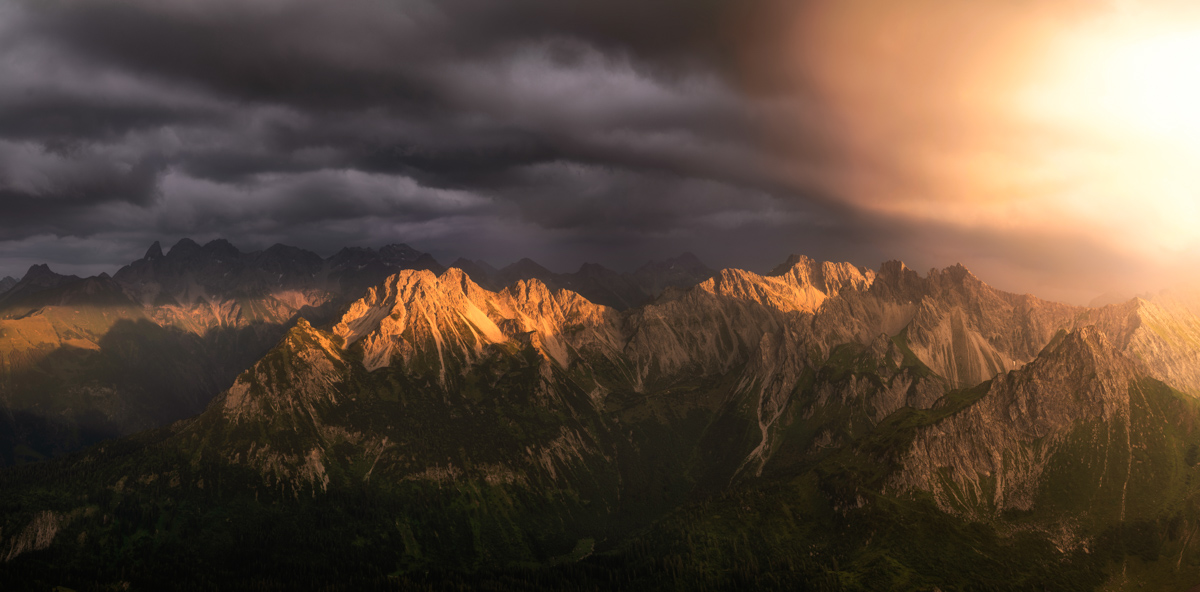 Oberstdorf, Gewitterstimmung über den Allgäuer Alpen, Sonnenuntergang - Bergfotografie Oberallgäu