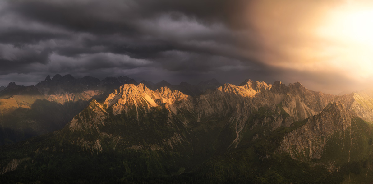 Oberstdorf, Allgäuer Hochalpen im flammendem Alpenglühen unter aufziehendem Gewittersturm, Letzte Sonnenstrahlen auf