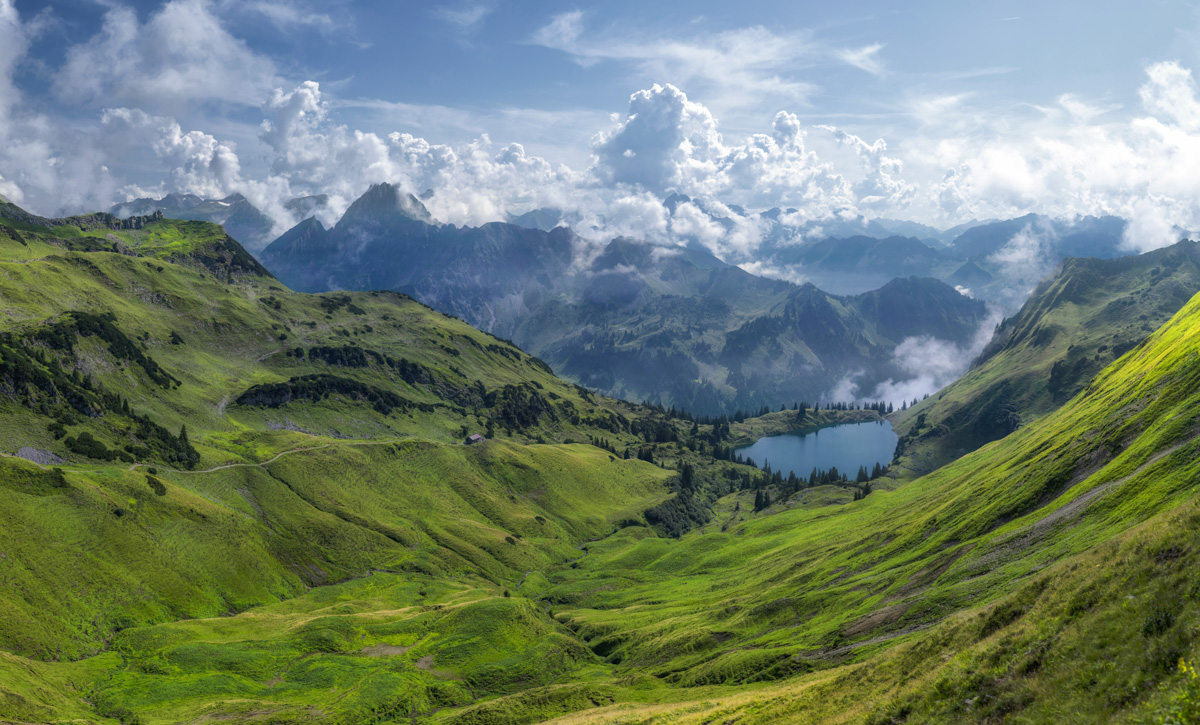 Seealpsee und Höfats bei Oberstdorf, Sattgrüne Bergwiesen mit Bergsee und Wolken, Sommer - Allgäuer Alpen