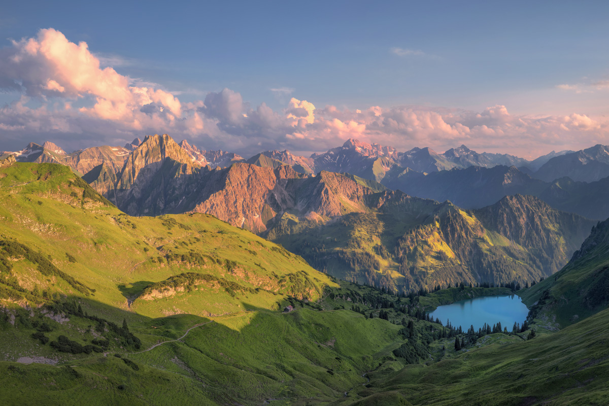 Oberstdorf, Seealpsee und Höfats im rosafarbenen Alpenglühen bei Sonnenuntergang vom Nebelhorn, Weites Bergpanorama mit