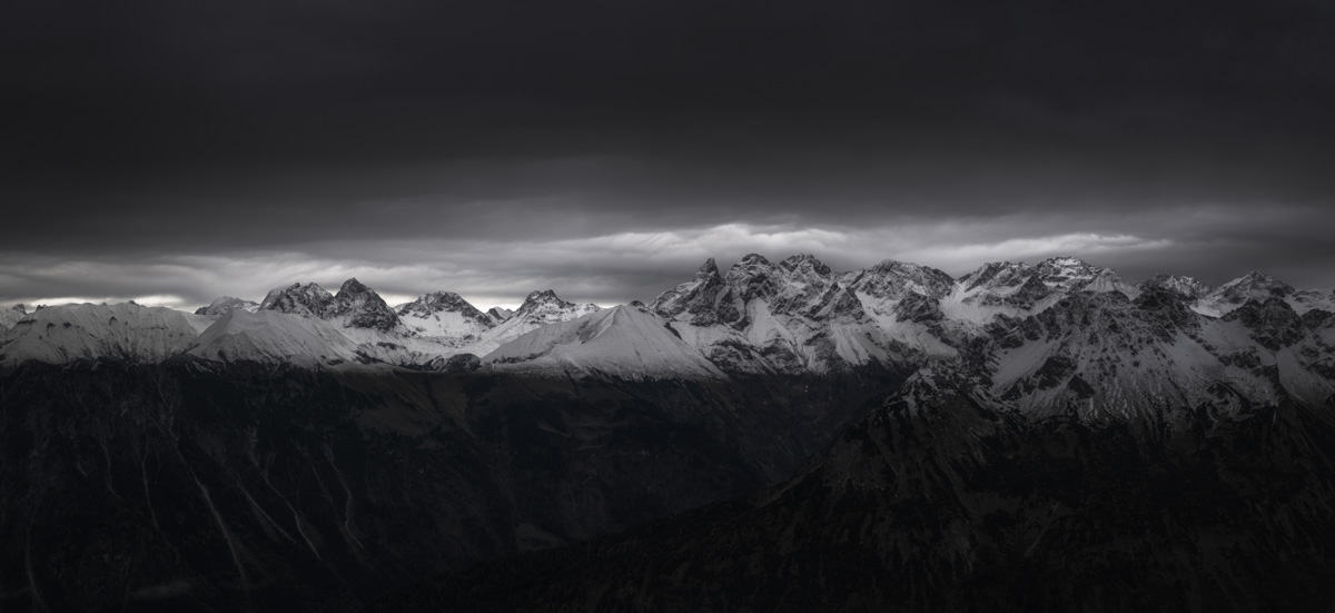 Krottenkopf im Winterdunkel, Monochromes Bergpanorama bei Oberstdorf, Dramatische Winterstimmung - Allgäu