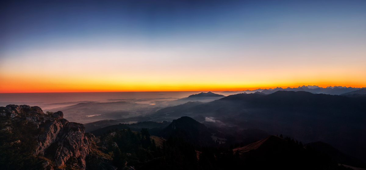 Grünten, Sonnenaufgang über dem Alpenvorland, Orange-blauer Morgenhimmel - Landschaftsfotografie Allgäu