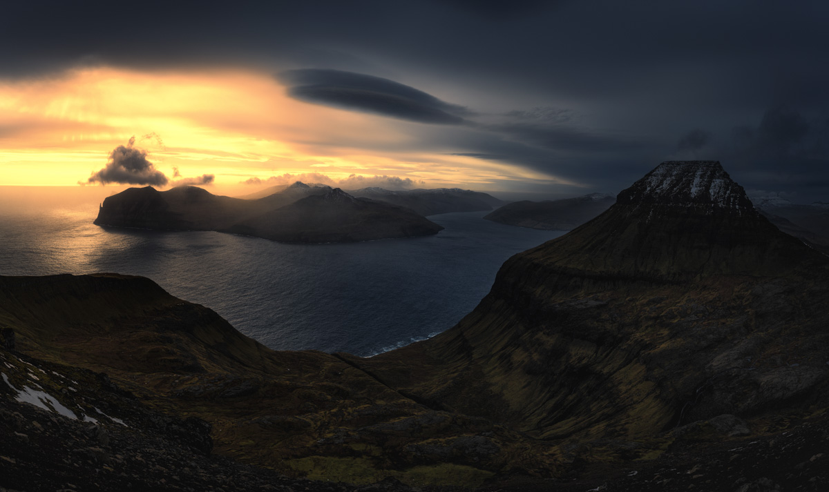 Färöer Panorama, Epischer Sonnenuntergang über Inseln und Fjorden mit Lenticularis-Wolke, Spektakulär - Panoramafotografie