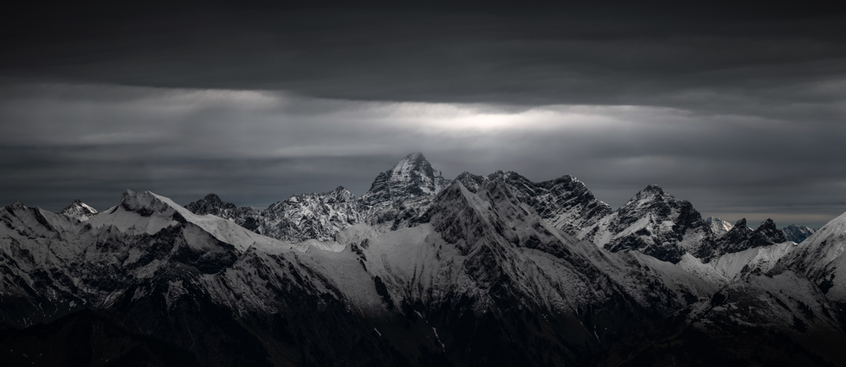 Höfats, Winterliche Gipfelkette in Schwarz-Weiß, Lichtdurchbruch über Schnee - Bergfotografie Oberstdorf