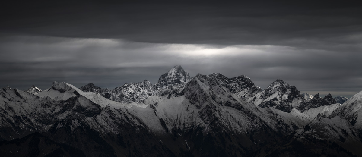 Höfats und Krottenkopf im Winterdrama, Verschneite Hochalpenkette unter dunklen Wolken, Monochrom - Allgäu