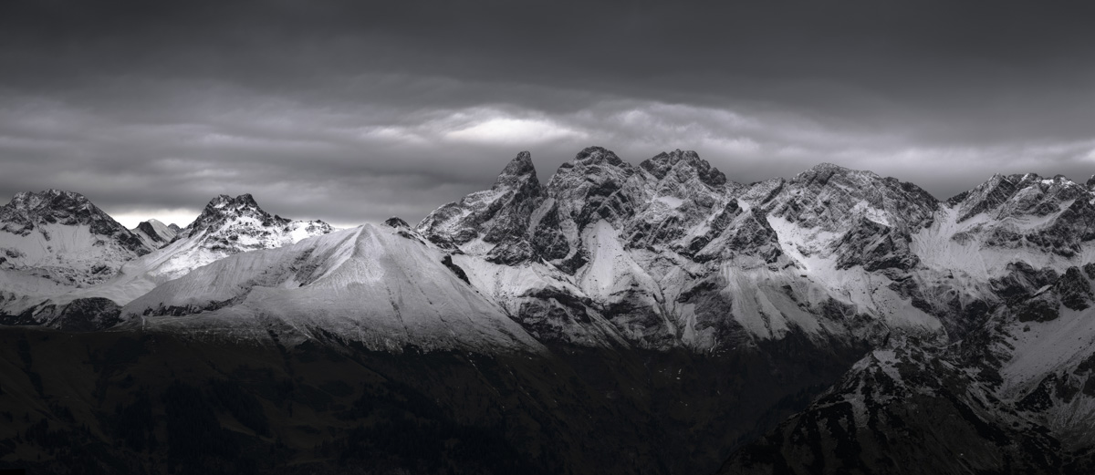 Trettach-Hochalpen im düsteren Winter, Mädelegabel und Hochfrottspitze in Monochrom, Dramatik - Allgäu