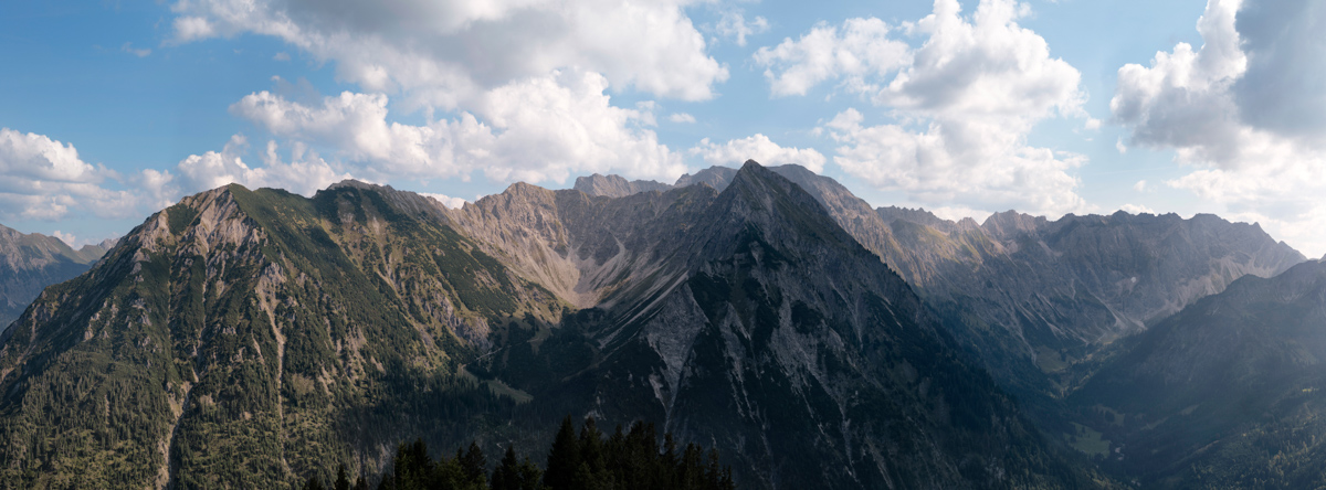 Breitenberg, Rotspitz-Panorama bei Bad Oberdorf, Sommerliche Bergkette - Bergfotografie Hindelang