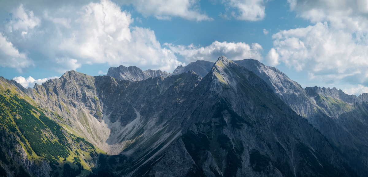 Rotspitz, Felspyramide über dem Hindelanger Tal, Sommerliches Hochgebirge - Bergfotografie Allgäu