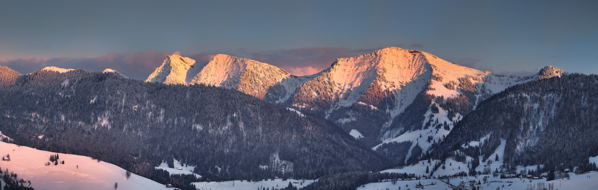 Nagelfluhkette im Alpenglühen, Winterlicher Sonnenuntergang bei Oberstaufen und Steibis, Hochgrat - Allgäu