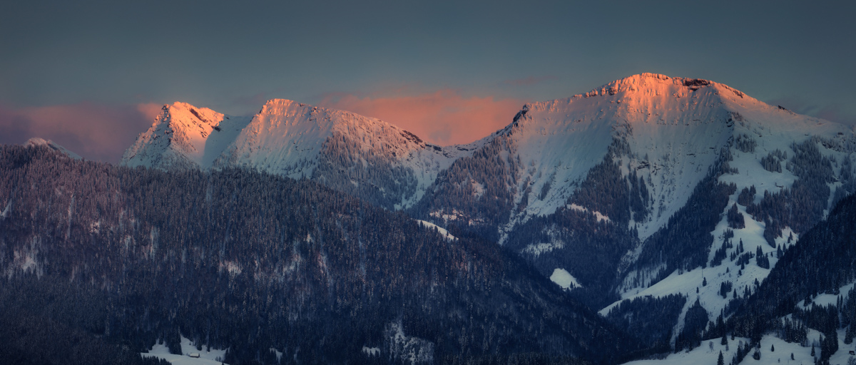 Nagelfluhkette, Leuchtende Gipfel im letzten Abendlicht, Winterliches Alpenglühen - Bergfotografie Steibis