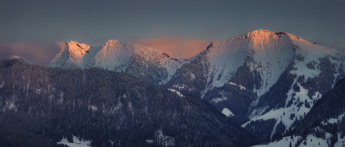 Nagelfluhkette Nahansicht im Alpenglühen, Letztes Sonnenlicht auf verschneiten Gipfeln, Winterabend - Allgäu