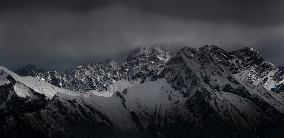 Krottenkopf, Höfats im Wolkendunst Schwarz-Weiß, Düstere Hochalpen - Bergfotografie Oberstdorf