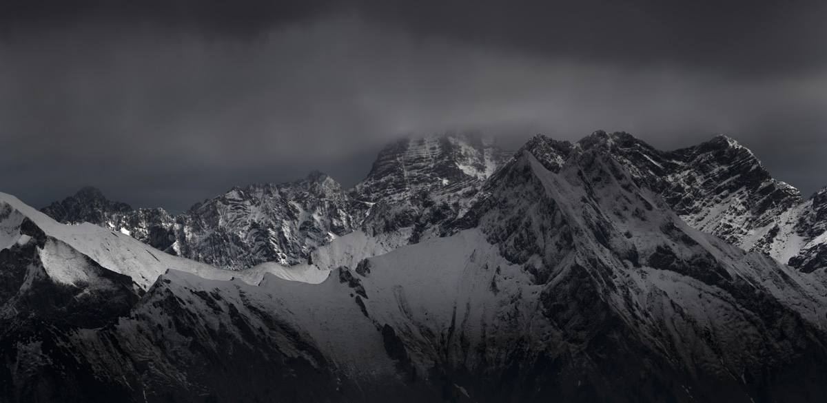 Krottenkopf und Höfats in Wolken gehüllt, Winterliche Hochalpen in düsterer Monochromie, Drama - Allgäu