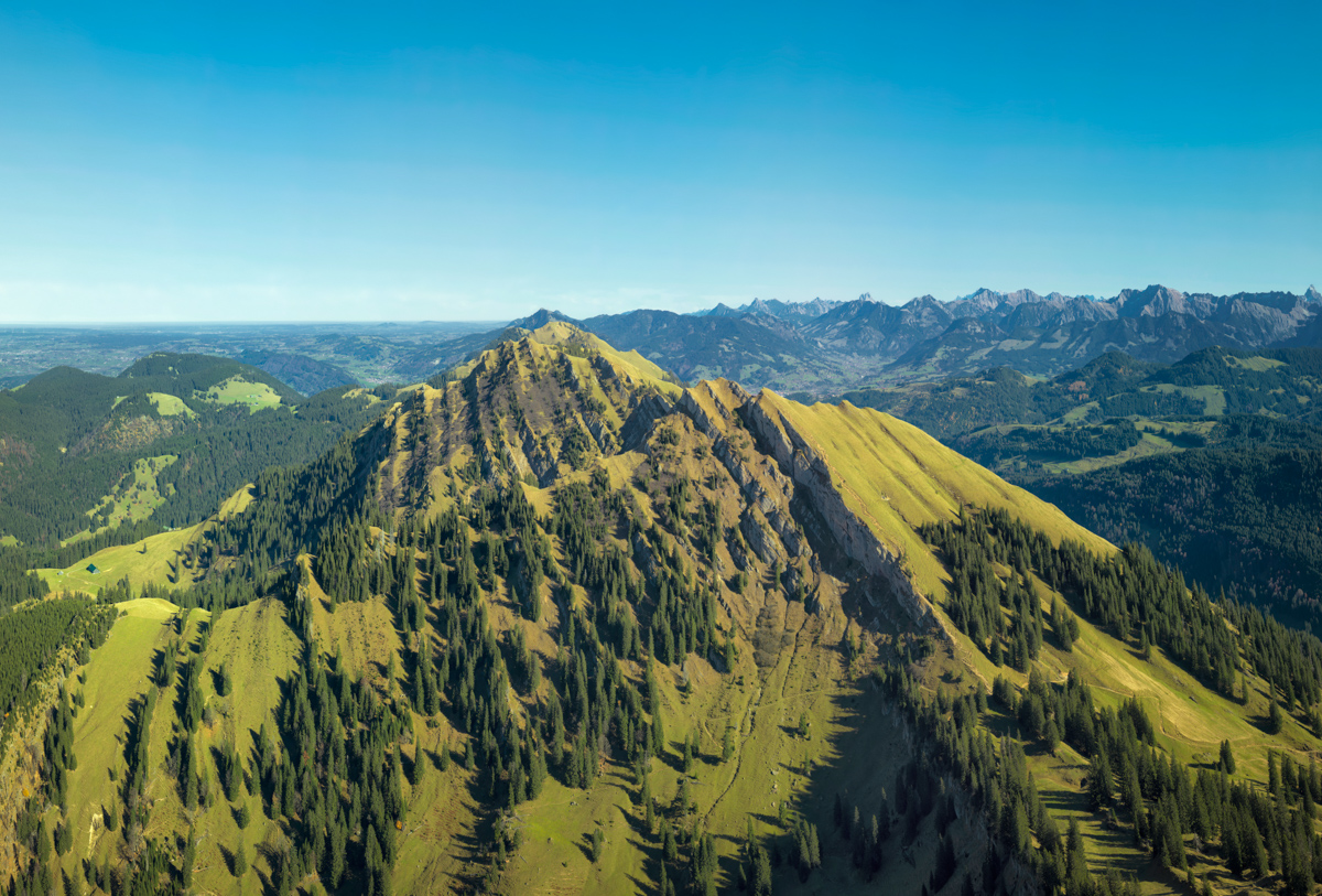 Hochgrat, Nagelfluhkette im Sommerlicht, Grüne Bergrücken von oben - Landschaftsfotografie Oberstaufen