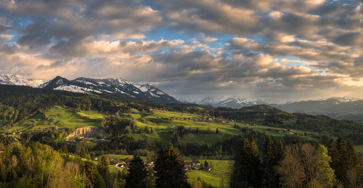 Imberger Horn Panorama, Grüne Almwiesen und verschneite Gipfel im Abendlicht, Bergpanorama Hindelang - Allgäu