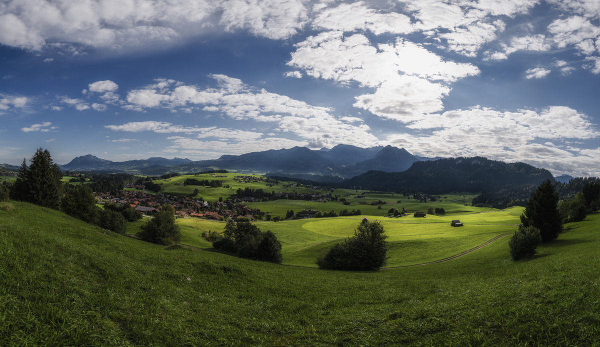 Oberstdorf Sommerpanorama, Saftig grüne Wiesen unter blauem Wolkenhimmel, Berglandschaft - Allgäu