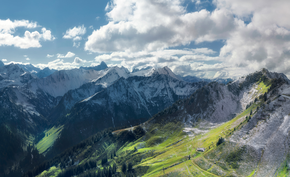 Walmendinger Horn, Sonnenstrahlen über dem Kleinwalsertal, Herbstliches Bergpanorama - Landschaftsfotografie Vorarlberg