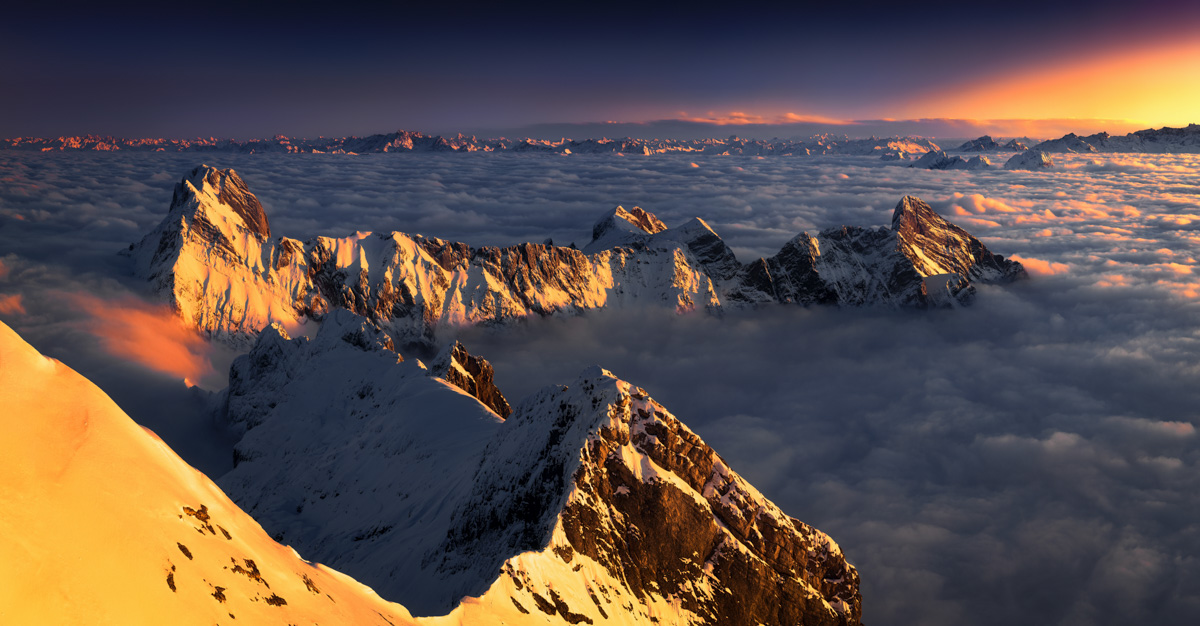 Kurfürsten Nebelmeer Schweiz, Verschneite Alpengipfel im goldenen Sonnenuntergangslicht über dem Wolkenmeer, Erhabenes