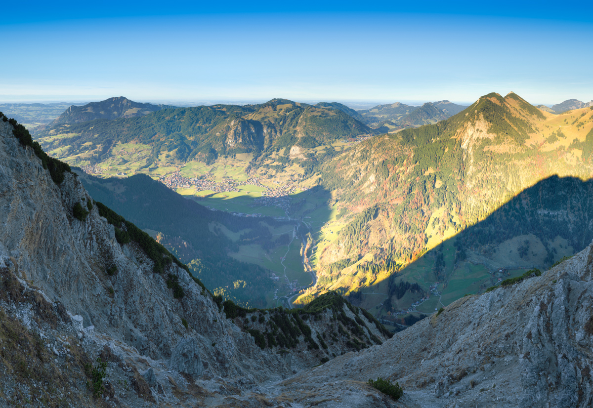 Hinterstein, Herbstliches Ostrachtal vom Breitenberg, Blick auf Hirschberg und Iseler - Bergfotografie Hindelang