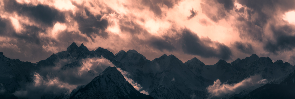 Trettachspitze, Dramatische Wolken über winterlichen Hochalpen, Krottenkopf und Hochfrott - Bergfotografie Oberstdorf