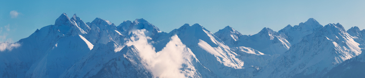 Trettachspitze, Himmelschrofen und Mädelegabel im Winterkleid, Blau-weiße Gipfelkette - Bergfotografie Oberstdorf