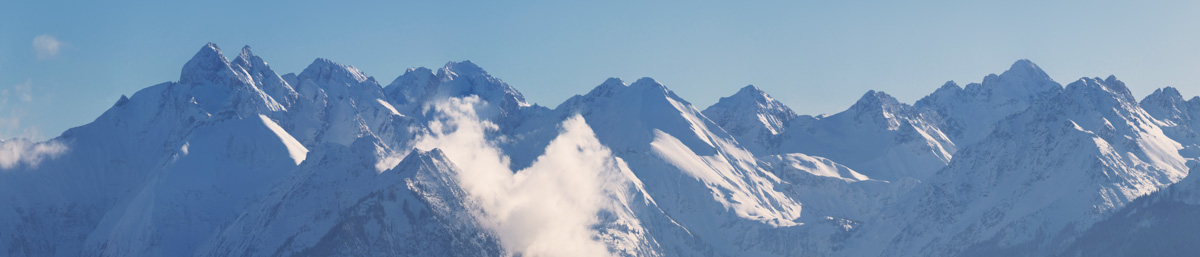 Trettach und Himmelschrofen, Strahlend weiße Hochalpenkette vor blauem Winterhimmel, Winterpracht - Allgäu