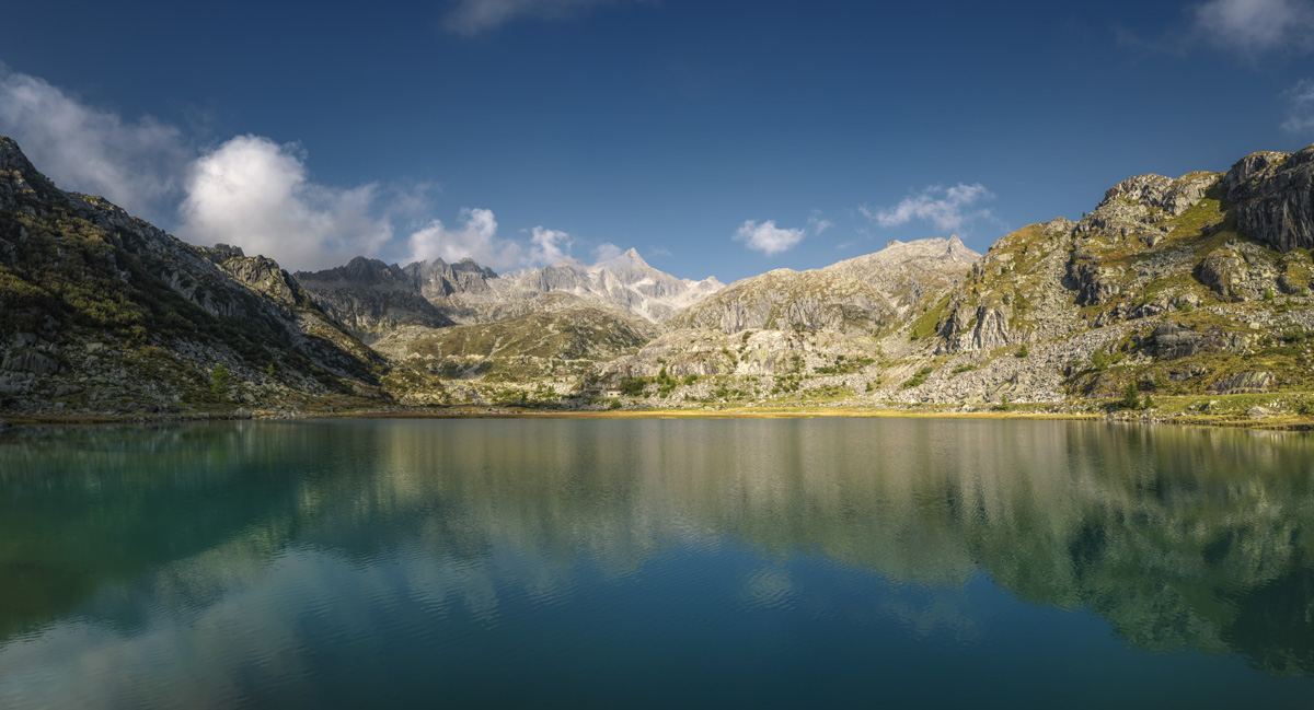 Dolomiten Bergsee mit türkisgrünem Wasser, Hochalpine Felsarena im Sommerlicht, Bergsee-Panorama - Südtirol