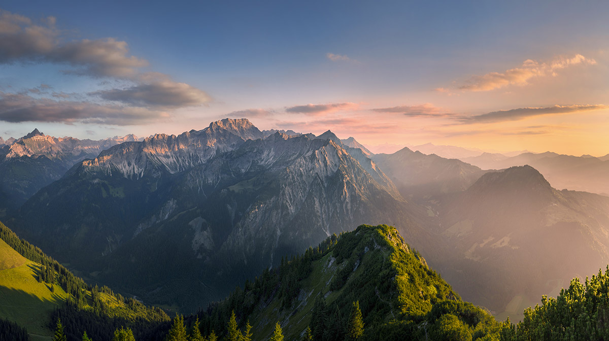 Hinterstein, Iseler und Breitenberg bei Sonnenuntergang mit gestaffelten Bergketten im Dunst, Panoramablick von der