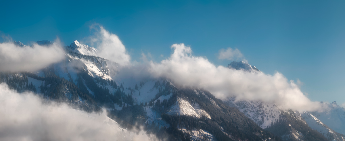 Oberstdorf, Verschneite Berge im Wolkenspiel, Winterliche Gipfel über dem Nebel - Bergfotografie Allgäu