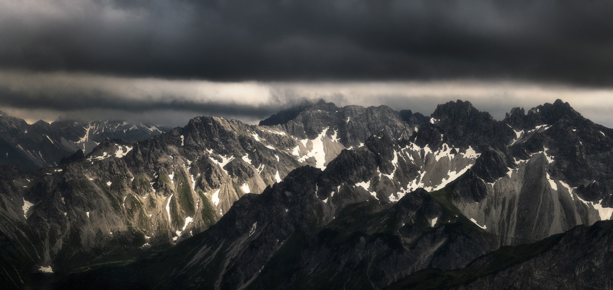 Oberstdorf Gewitterfront, Düstere Hochalpengipfel unter schwarzem Wolkenhimmel, Dramatik im Frühling - Allgäu