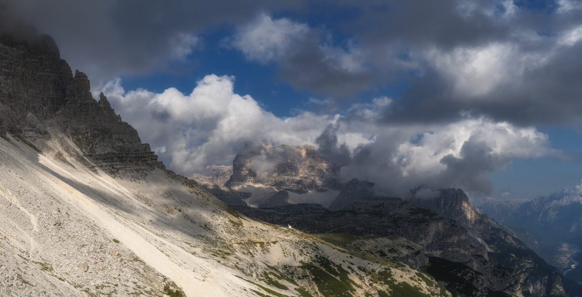 Dolomiten Felsgipfel in Wolken, Schroffe Kalkwände mit Geröllfeldern und Cumuluswolken, Hochgebirgslandschaft - Südtirol