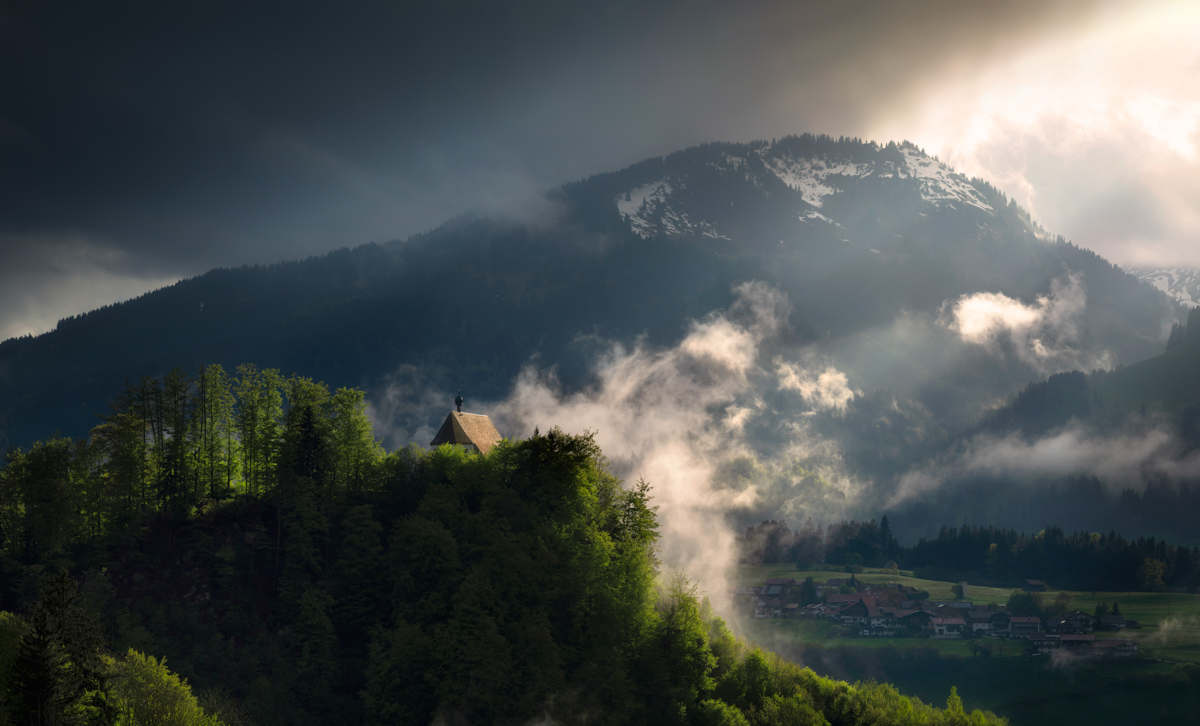 Schöllang, Kapelle auf dem Burgberg in mystischem Nebel, Godrays nach Sommergewitter - Landschaftsfotografie Oberallgäu