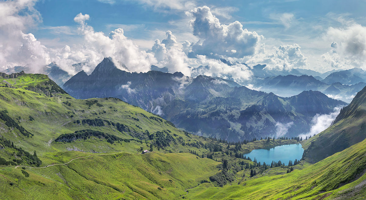 Seealpsee und Höfats, Grüne Almwelt mit türkisem Bergsee und Wolkenhimmel, Sommerpanorama vom Nebelhorn - Allgäu